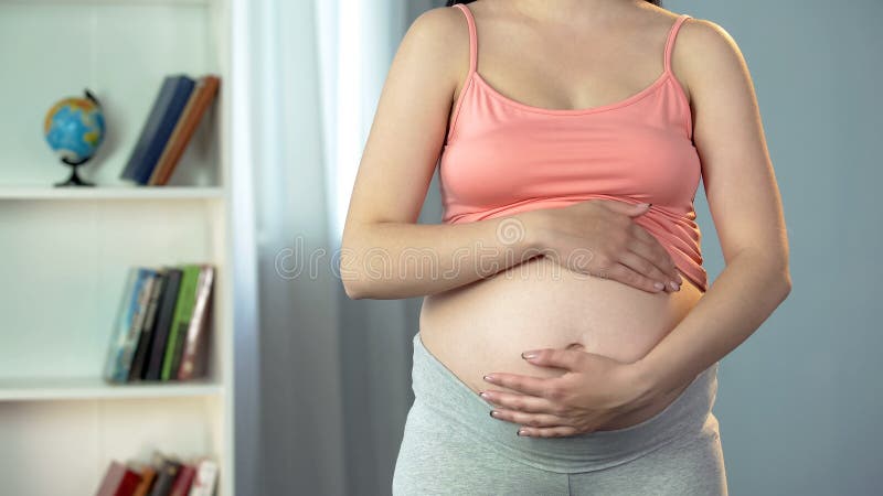 Vientre conmovedor de la mujer embarazada con el amor, contando con al bebé, felicidad de la maternidad fotos de archivo Vientre conmovedor de la mujer embarazada con el amor, contando con al bebé, felicidad de la maternidad fotos de archivo