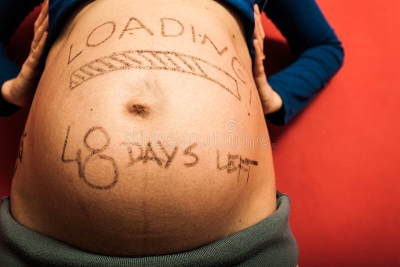 Vientre De La Mujer Embarazada Con Los Dibujos Foto de archivo - Imagen de  divertido, paternidad: 115392944