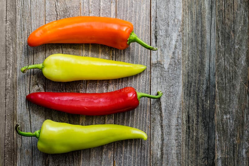 Vier Bunte Pfeffer Auf Einer Tabelle Stockbild - Bild von salat ...