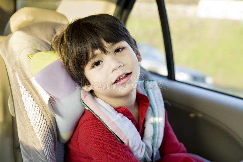 Vier Einjahres abgeschaltener Junge im carseat stockfotografie Vier Einjahres abgeschaltener Junge im carseat stockfotografie