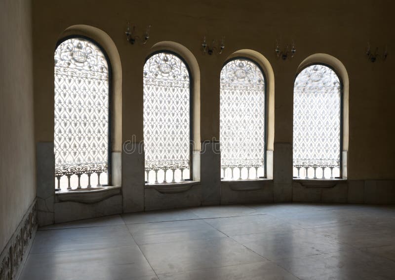 Vier Fenster mit Eisen verzierten Gitter, historische Moschee, Kairo, E stockfoto Vier Fenster mit Eisen verzierten Gitter, historische Moschee, Kairo, E stockfoto