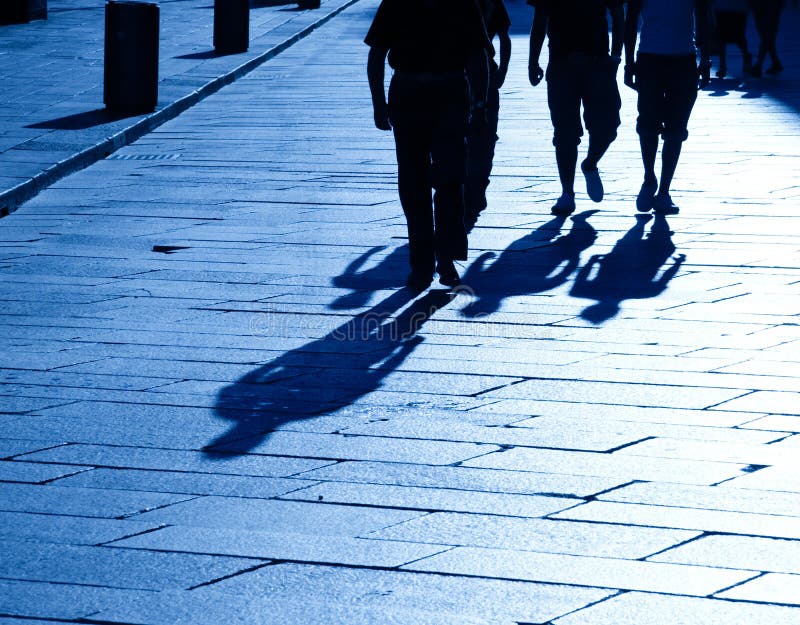 Гуляю в 4 утра. Человек с тенью вид сверху. Синяя тень человека. Голубая тень на улице. Тень от человека в прогулке.