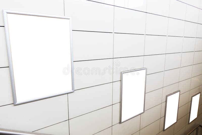 Vier groot verticaal/portretrichtlijn leeg aanplakbord met tredenachtergrond royalty-vrije stock afbeeldingen Vier groot verticaal/portretrichtlijn leeg aanplakbord met tredenachtergrond royalty-vrije stock afbeeldingen