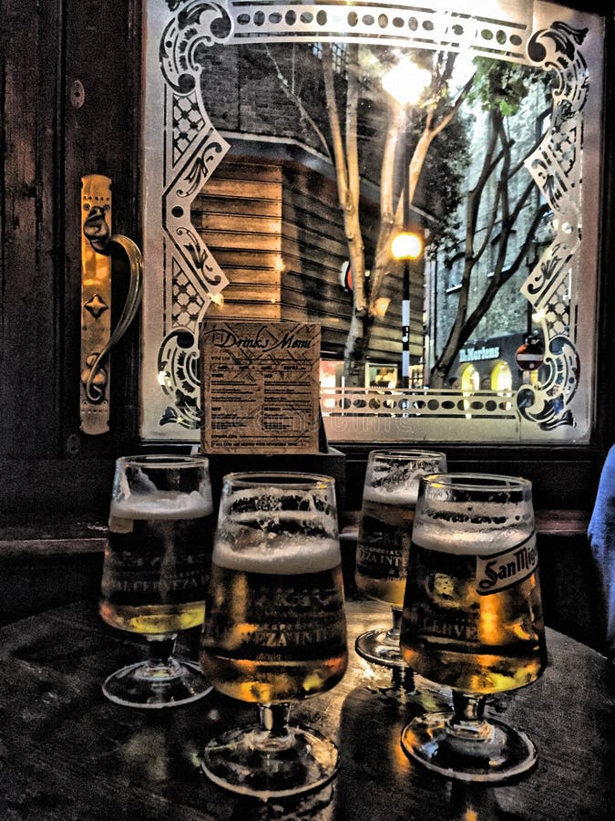 Vier halbe Liter Bier vor Kneipenfenster in London lizenzfreie stockfotos Vier halbe Liter Bier vor Kneipenfenster in London lizenzfreie stockfotos