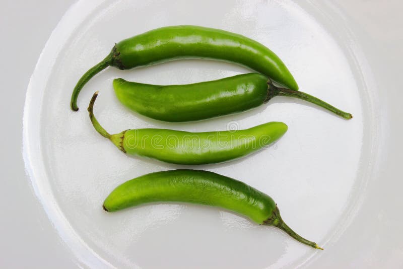 Vier jalapeñochilis voor kruidig voedsel royalty-vrije stock foto's Vier jalapeñochilis voor kruidig voedsel royalty-vrije stock foto's