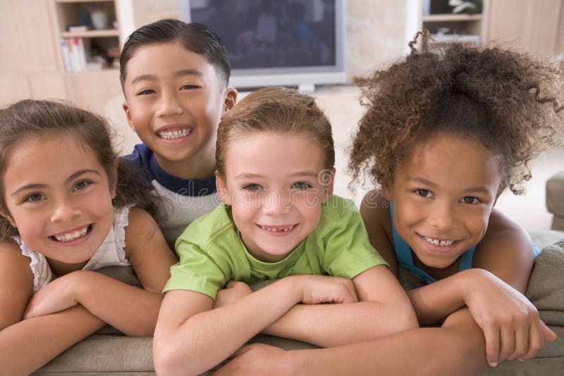 Vier jonge vrienden die samenkomen thuis royalty-vrije stock afbeeldingen