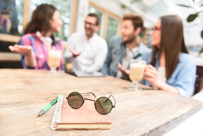 Vier junge Freunde, die zusammen Tag genießen stockbild Vier junge Freunde, die zusammen Tag genießen stockbild