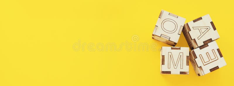 Vier Kinderwürzbanner mit Buchstaben M, O, E, A, auf gelbem Hintergrund stockfotos Vier Kinderwürzbanner mit Buchstaben M, O, E, A, auf gelbem Hintergrund stockfotos