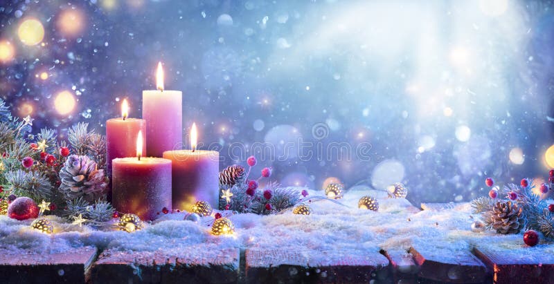 Vier paarse kaarsen met kerstversiering