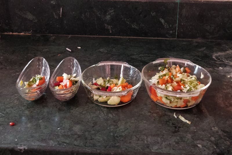 Vier Salatschalen mit schwarzem Hintergrund stockfotografie Vier Salatschalen mit schwarzem Hintergrund stockfotografie