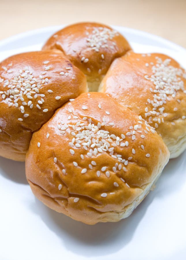 Vier süße Brötchen mit Sesamstartwert für zufallsgenerator lizenzfreie stockfotos Vier süße Brötchen mit Sesamstartwert für zufallsgenerator lizenzfreie stockfotos
