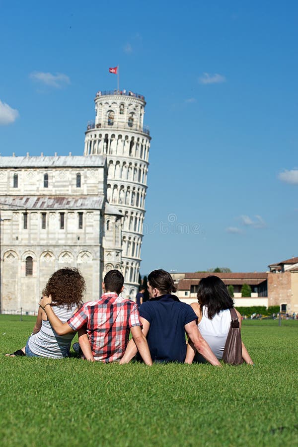 Vier Vrienden die op Vakantie Pisa bezoeken royalty-vrije stock foto's Vier Vrienden die op Vakantie Pisa bezoeken royalty-vrije stock foto's