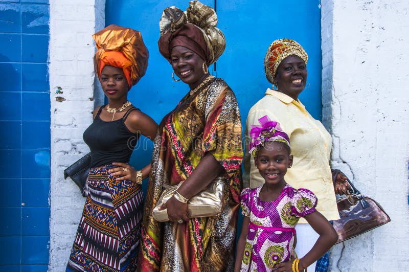 Vier vrouwelijke celebranten van Emancipatiedag stellen tegen een muur op Picadilly-Straat, Haven - van - Spanje, Trinidad op Ema stock foto Vier vrouwelijke celebranten van Emancipatiedag stellen tegen een muur op Picadilly-Straat, Haven - van - Spanje, Trinidad op Ema stock foto