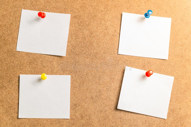 Vier witte stickers voor het nemen van nota's over een kartonachtergrond stock afbeeldingen Vier witte stickers voor het nemen van nota's over een kartonachtergrond stock afbeeldingen