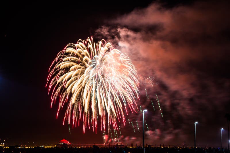 vierde van Juli-Vuurwerk over de Huntington Beachpijler stock fotografie vierde van Juli-Vuurwerk over de Huntington Beachpijler stock fotografie