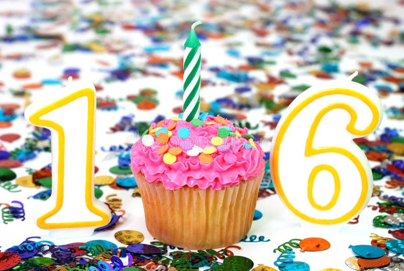 Viering Cupcake met Kaars - Nummer 16 royalty-vrije stock afbeeldingen Viering Cupcake met Kaars - Nummer 16 royalty-vrije stock afbeeldingen