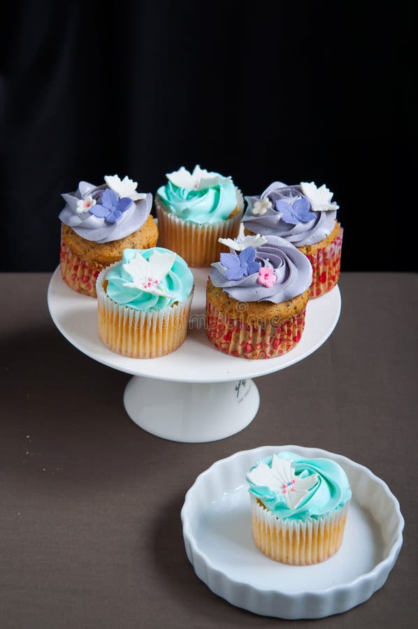 Viering cupcakes op tribune royalty-vrije stock fotografie Viering cupcakes op tribune royalty-vrije stock fotografie