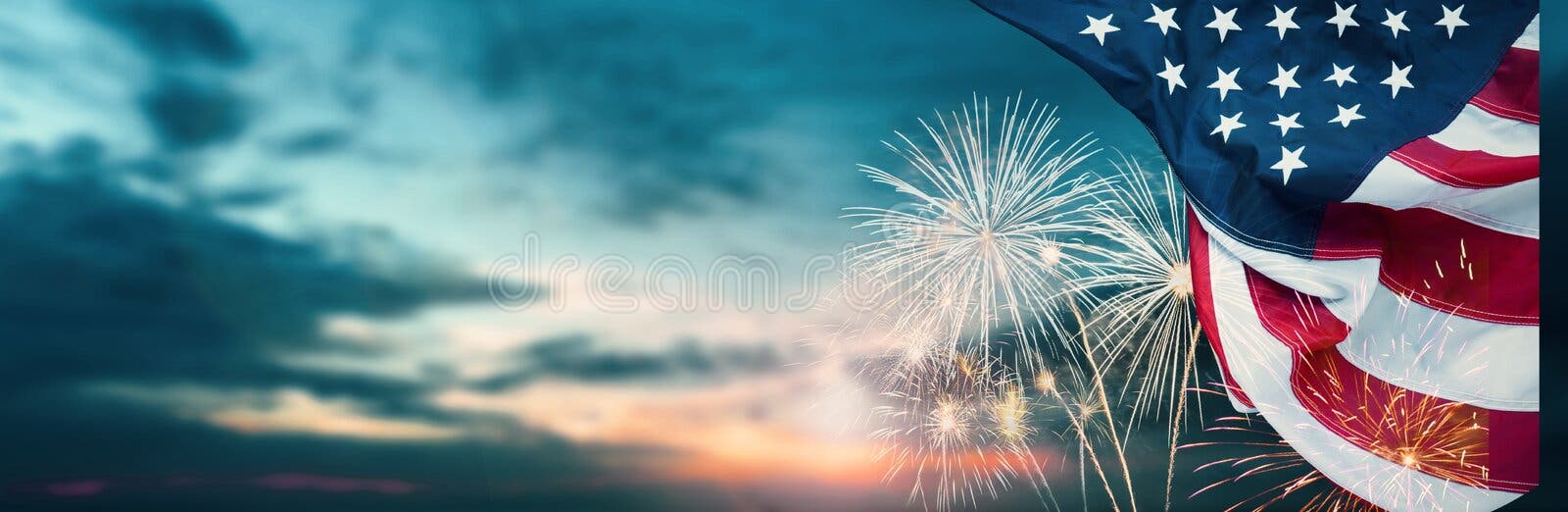 Viering kleurig vuurwerk met amerikaans vlagpatroon op sky background blue strip concept voor vs op 4 juli Viering kleurig vuurwerk met amerikaans vlagpatroon op sky background blue strip concept voor vs op 4 juli