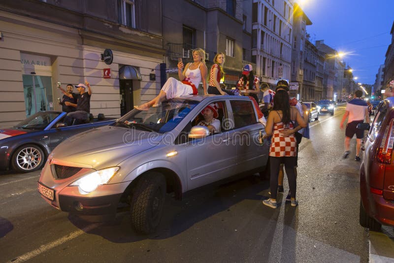 Viering in Kroatisch kapitaal na de definitieve Wereldbeker van FIFA 2018 royalty-vrije stock foto's Viering in Kroatisch kapitaal na de definitieve Wereldbeker van FIFA 2018 royalty-vrije stock foto's