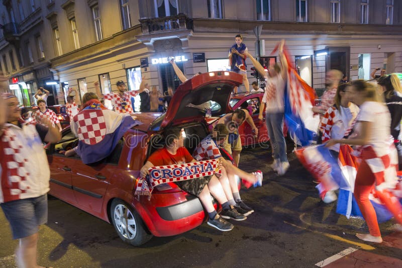 Viering in Kroatisch kapitaal na de definitieve Wereldbeker van FIFA 2018 stock afbeelding Viering in Kroatisch kapitaal na de definitieve Wereldbeker van FIFA 2018 stock afbeelding