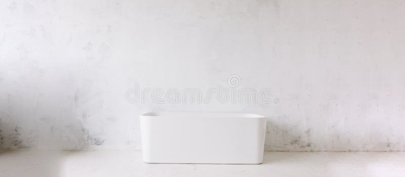 Vierkant kader van moderne badkamers met freestanding witte badkuip op achtergrond van de zolder de rustieke muur met de spiegel royalty-vrije stock fotografie Vierkant kader van moderne badkamers met freestanding witte badkuip op achtergrond van de zolder de rustieke muur met de spiegel royalty-vrije stock fotografie