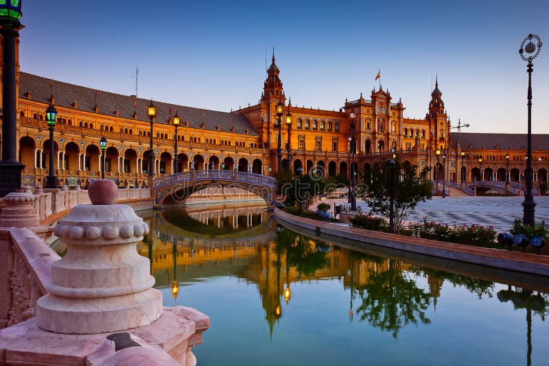Vierkant van Spanje bij nacht, Sevilla, Spanje stock afbeeldingen Vierkant van Spanje bij nacht, Sevilla, Spanje stock afbeeldingen