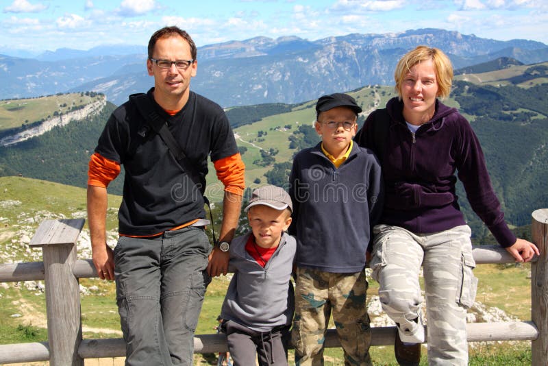 Vierköpfige Familie auf ihren Ferien lizenzfreie stockfotografie Vierköpfige Familie auf ihren Ferien lizenzfreie stockfotografie
