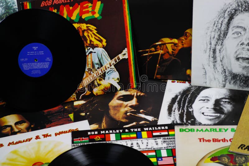 VIERSEN, ALEMANHA - 1º DE MAIO 2019: Vista na coleção do registro de vinil de Bob Marley imagens de stock VIERSEN, ALEMANHA - 1º DE MAIO 2019: Vista na coleção do registro de vinil de Bob Marley imagens de stock