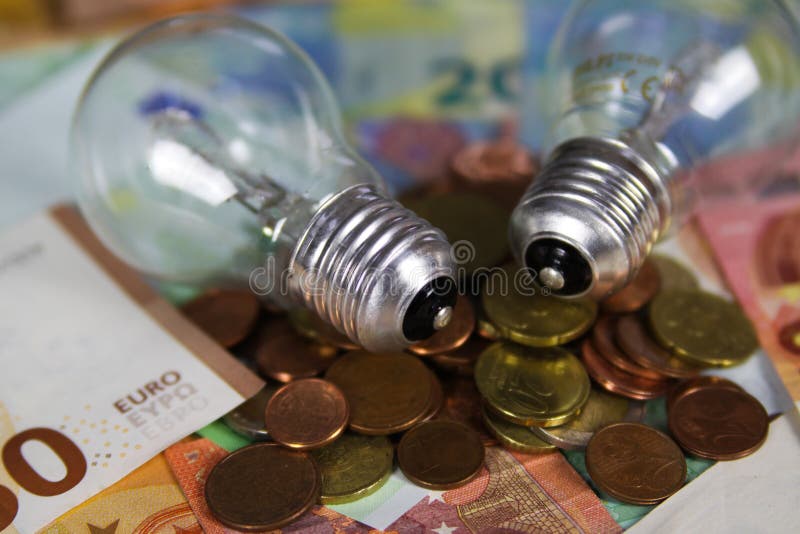 VIERSEN, ALLEMAGNE - 20 MAI 2019 : Concept de coût d'alimentation d'énergie - ampoules électriques sur d'euro billets de banque d photographie stock VIERSEN, ALLEMAGNE - 20 MAI 2019 : Concept de coût d'alimentation d'énergie - ampoules électriques sur d'euro billets de banque d photographie stock