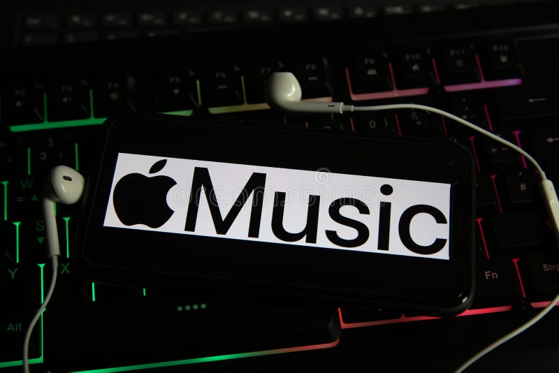 Viersen, Germany - June 9. 2021: Closeup of Apple app store iTunes and  Google Play voucher gift Cards in a row in shelf of german shop (Focus on  cente Stock Photo - Alamy