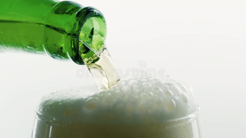 Vierta cerveza de una botella en un vaso de cerveza cerveza fresca cerveza de barril en botellas.