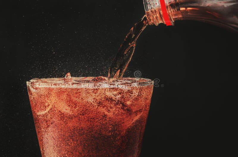 vierta la cola de la botella a la soda del vidrio y de la burbuja en la parte posterior del negro fotos de archivo vierta la cola de la botella a la soda del vidrio y de la burbuja en la parte posterior del negro fotos de archivo