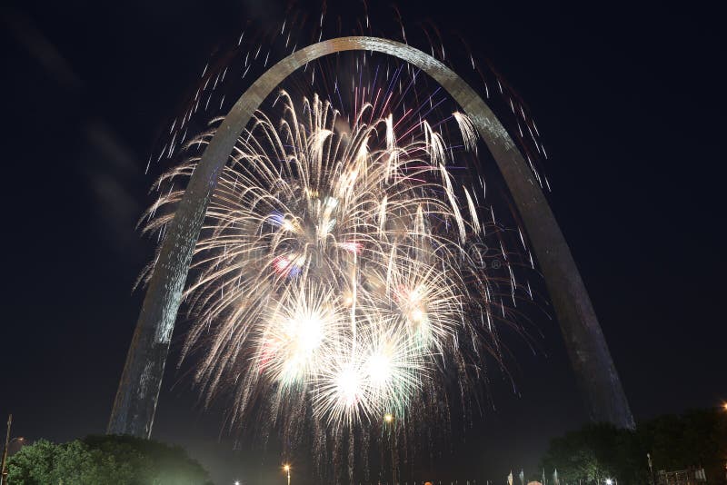Viertel Von Juli in St. Louis, Missouri Stockfoto - Bild von fall, feuerwerke: 25597146