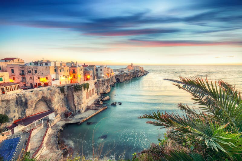 Vieste - bella citt? costiera sulle rocce in Puglia fotografie stock Vieste - bella citt? costiera sulle rocce in Puglia fotografie stock