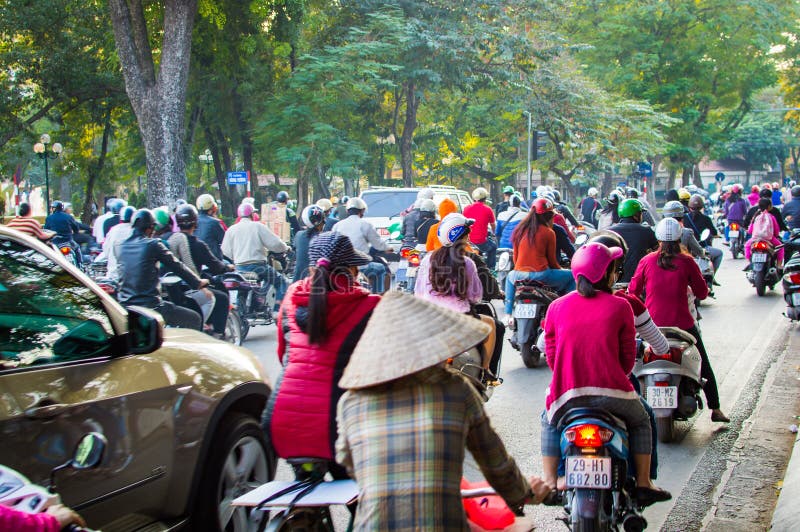 Vietnam, Hanoi, 07 December, 2016: Heel wat motorrijders en voertuigen drijven bij de straat van stad royalty-vrije stock fotografie Vietnam, Hanoi, 07 December, 2016: Heel wat motorrijders en voertuigen drijven bij de straat van stad royalty-vrije stock fotografie
