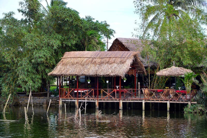 Vietnamees restaurant boven een rivier stock afbeeldingen Vietnamees restaurant boven een rivier stock afbeeldingen