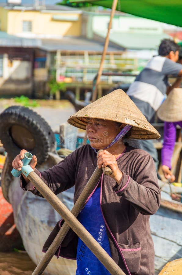 Vietnamese boot bij de het drijven van Bliktho markt royalty-vrije stock afbeelding Vietnamese boot bij de het drijven van Bliktho markt royalty-vrije stock afbeelding
