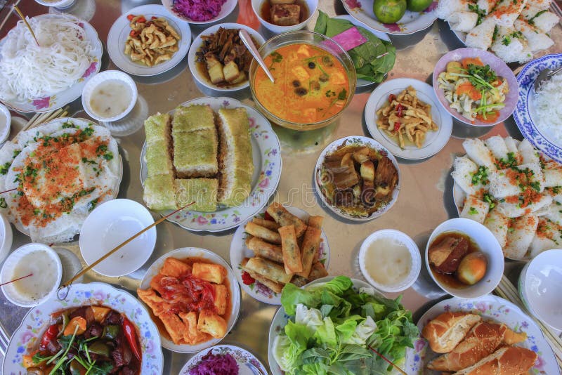 Vietnamese grote maaltijd op Tet-Vakantie stock foto Vietnamese grote maaltijd op Tet-Vakantie stock foto