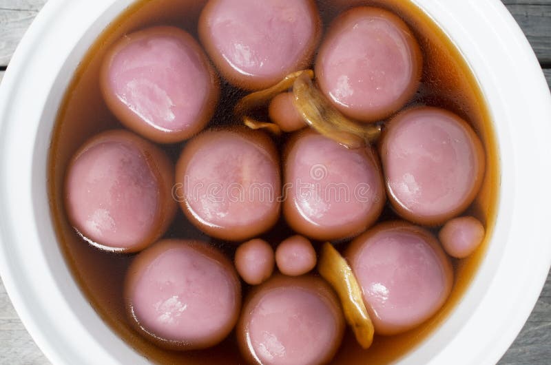 Vietnamese mung bean paste wrapped in shell of gl. Che troi nuoc, Vietnamese mung bean paste wrapped in shell of glutinous rice flour stock images Vietnamese mung bean paste wrapped in shell of gl. Che troi nuoc, Vietnamese mung bean paste wrapped in shell of glutinous rice flour stock images