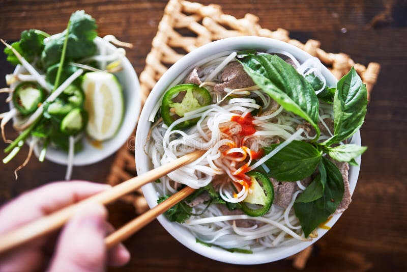 Vietnamese pho met kruidige srirachasaus royalty-vrije stock fotografie Vietnamese pho met kruidige srirachasaus royalty-vrije stock fotografie