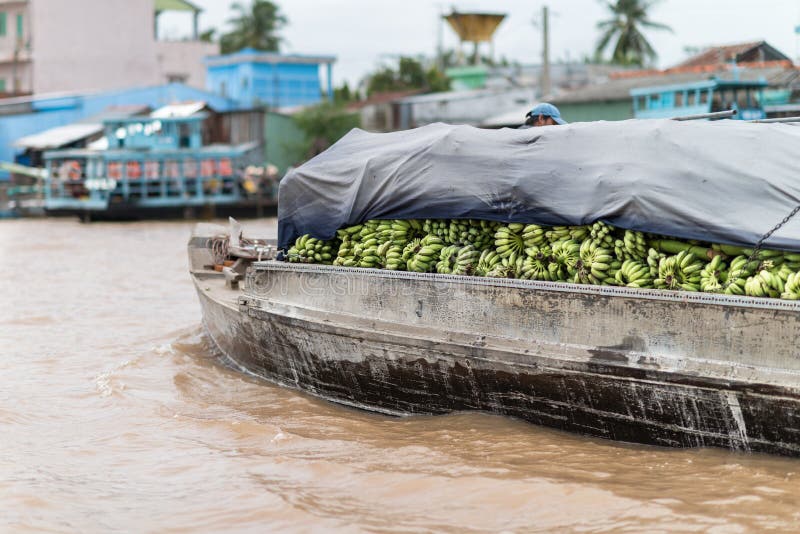 Vietnamese verkopers op een boot met bananen in een het drijven markt op de Mekong rivier in Vietnam royalty-vrije stock foto's Vietnamese verkopers op een boot met bananen in een het drijven markt op de Mekong rivier in Vietnam royalty-vrije stock foto's