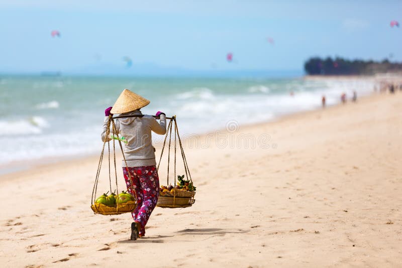 Vietnamesische Frau, die Früchte an Mui Ne-Strand verkauft vietnam