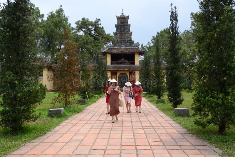 Vietnamesische Frauen im Garten von Pagode Thien MU, Hue City, Vietnam lizenzfreies stockbild Vietnamesische Frauen im Garten von Pagode Thien MU, Hue City, Vietnam lizenzfreies stockbild