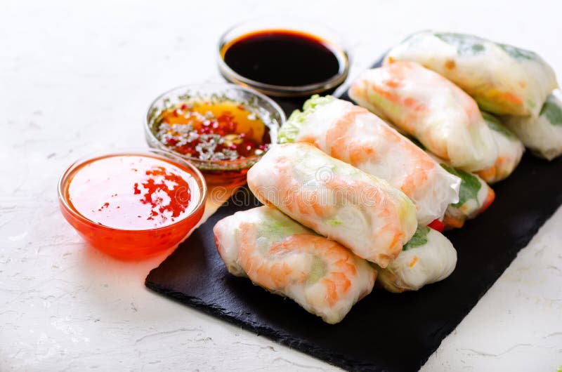 Vietnamesische Frühlingsrollen - Reispapier, Kopfsalat, Salat, Suppennudeln, Nudeln, Garnelen, Fischsauce, süßer Paprika, Sojaboh stockfotografie Vietnamesische Frühlingsrollen - Reispapier, Kopfsalat, Salat, Suppennudeln, Nudeln, Garnelen, Fischsauce, süßer Paprika, Sojaboh stockfotografie