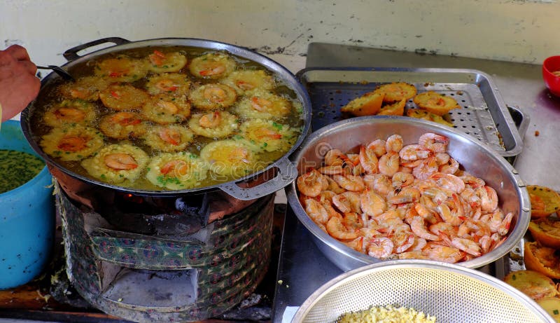 Vietnamesische Mini-Garnelen Pfannkuchen Und Rohstoff, Um Gelbe ...