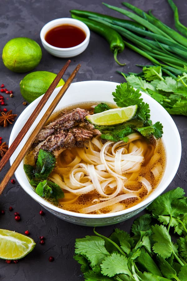 Vietnamesische Pho Nudelsuppe Rindfleisch Mit Paprikas, Basilikum, Reis ...