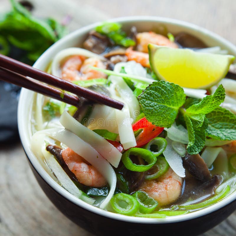 Vietnamesische Pho Tom-yum Garnelen-Garnelensuppe Stockfoto - Bild von ...