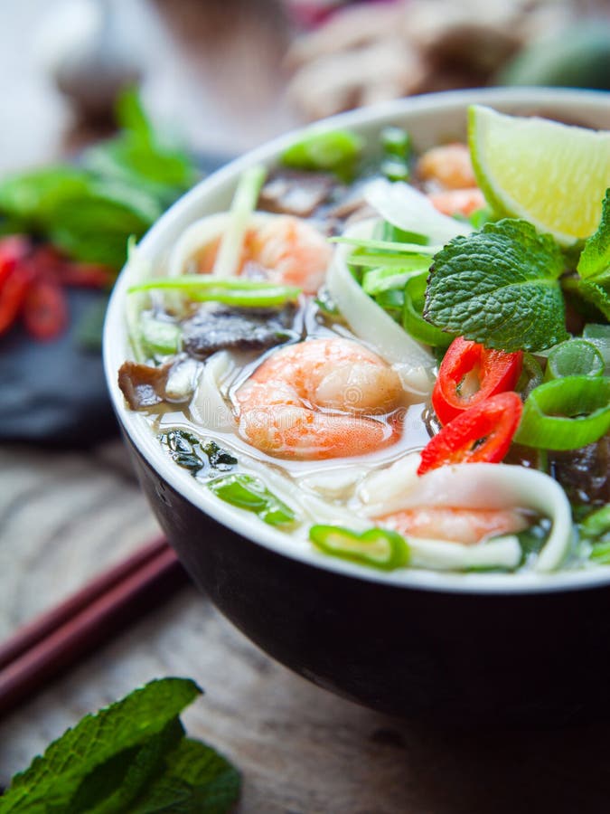 Vietnamesische Pho Tom-yum Garnelen-Garnelensuppe Stockbild - Bild von ...