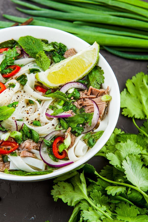 Vietnamesische Pho Nudelsuppe Rindfleisch Mit Paprikas, Basilikum, Reis ...