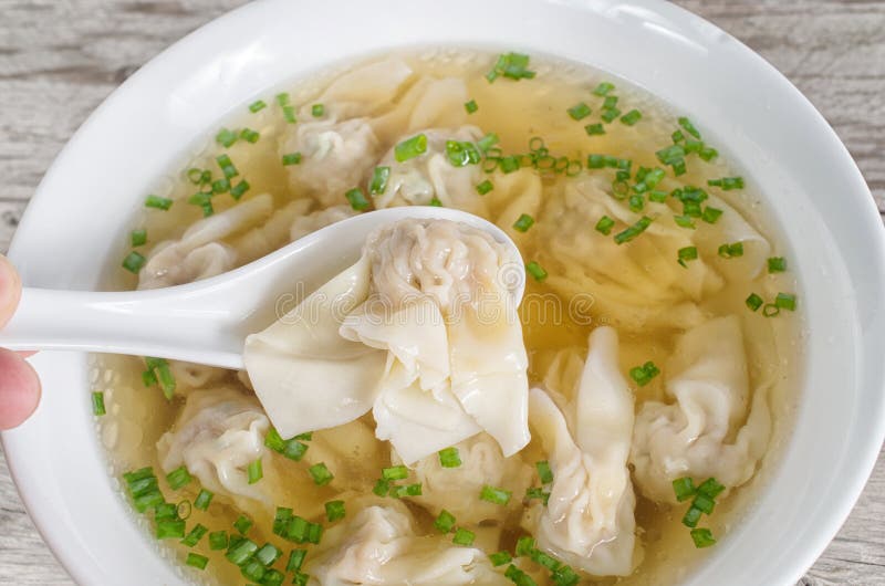 Vietnamesischer Garnelen Und Schweinewontonsuppe Stockbild - Bild von ...